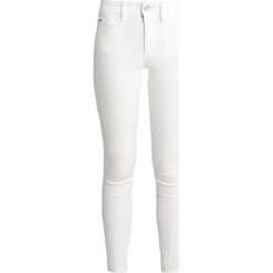 Calvin Klein Jeans CKJ MID RISE SKINNY Spodnie materiałowe bright white. Białe rurki damskie Calvin Klein Jeans. Za 399,00 zł.