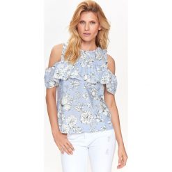 Bluzka bez rękawów damska, cold shoulder, z falbaną, o luźnym kroju. Niebieskie bluzki damskie Top Secret, w kwiaty, eleganckie, bez kołnierzyka, bez rękawów. W wyprzedaży za 39,99 zł.