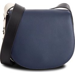 Torebka DKNY - Bedford Saddle Cbody R83EH776 Navy. Niebieskie torebki klasyczne damskie DKNY, bez wzorów, ze skóry, na ramię, bez dodatków. W wyprzedaży za 549,00 zł.