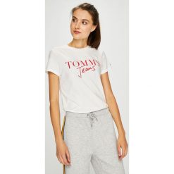 Tommy Jeans - Top. Białe bluzki damskie marki Tommy Jeans, s, z nadrukiem, z bawełny, casualowe, z okrągłym kołnierzem, z krótkim rękawem. W wyprzedaży za 99,90 zł.