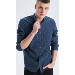 Koszula z nadrukiem all over - Turkusowy. Niebieskie koszule męskie Cropp, s, z nadrukiem, bez kołnierzyka, bez rękawów. W wyprzedaży za 59,99 zł.