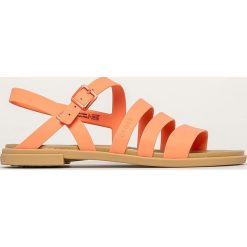 Crocs - Sandały. Żółte klapki damskie Crocs, bez wzorów, z gumy, bez obcasa, na obcasie. Za 199,90 zł.
