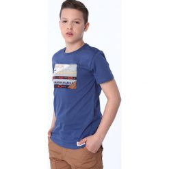 T-shirt chłopięcy z haftowaną aplikacją ciemnoniebieski NDZ47002. Niebieskie t-shirty chłopięce Fasardi, z haftami, bez rękawów. Za 39,00 zł.