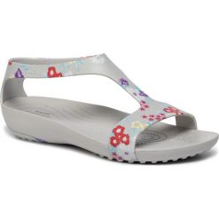 Sandały CROCS - Serena Graphic Sandal W 205933 Tropical Floral/Pearl White. Szare klapki damskie Crocs, bez wzorów, z tworzywa sztucznego, bez obcasa. Za 129,00 zł.