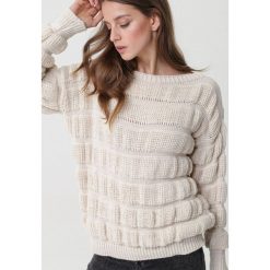 Beżowy Sweter Nedlands. Brązowe swetry damskie Born2be, s, bez wzorów, z dzianiny, z długim rękawem, długie, bez kaptura. Za 89,99 zł.
