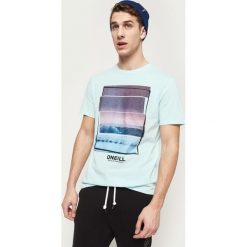 O'Neill Beach Koszulka Niebieski Zielony. Niebieskie podkoszulki męskie xl, z nadrukiem, z bawełny, krótkie. Za 137,95 zł.
