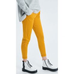 Spodnie chino - Żółty. Żółte spodnie damskie Cropp, s, bez wzorów. Za 59,99 zł.