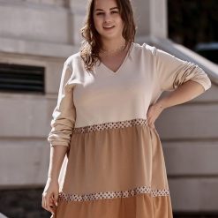 Sukienka dresowa Lilly w odcieniach karmelu XXL OVERSIZE JESIEŃ. Sukienki damskie Moda Size Plus Iwanek, na jesień, s, bez wzorów, z elastanu, z falbankami, z krótkim rękawem, krótkie, mini, oversize. Za 169,90 zł.