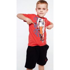T-shirt chłopięcy z aplikacją czerwony NDZ4463. Czerwone t-shirty chłopięce Fasardi, z aplikacjami, bez rękawów. Za 39,00 zł.