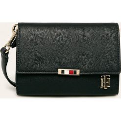 Tommy Hilfiger - Torebka. Niebieskie listonoszki damskie TOMMY HILFIGER, w paski, ze skóry ekologicznej, na ramię, małe, z aplikacjami. Za 539,90 zł.
