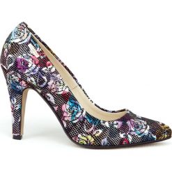 Szpilki - skóra naturalna - model 035 - kolor czarne kwiaty. Czarne czółenka damskie Zapato, na imprezę, z nadrukiem, ze skóry, eleganckie, na wysokim obcasie, na obcasie, bez zapięcia. W wyprzedaży za 179,40 zł.