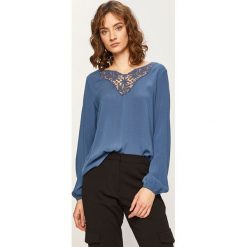 Only - Bluzka. Białe bluzki damskie ONLY, bez wzorów, z elastanu, bez kołnierzyka, z długim rękawem. W wyprzedaży za 49,90 zł.