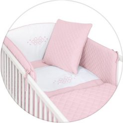 Komplet pościeli różowy pikowany z haftem 5 elementów Caro premium line 100x135 cm. Różowe komplety niemowlęce marki Ceba, z haftami. Za 211,99 zł.