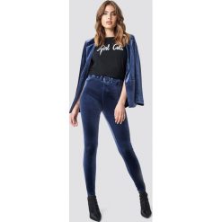 Galore x NA-KD Aksamitne spodnie z wysokim stanem - Blue. Niebieskie spodnie damskie marki Galore x NA-KD, z materiału, z podwyższonym stanem. W wyprzedaży za 80,97 zł.