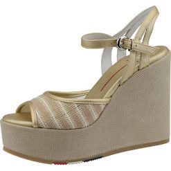 Skórzane sandały w kolorze złoto-beżowym. Żółte sandały damskie U.S. Polo Shoes, bez wzorów, z otwartym noskiem, bez obcasa, na obcasie, ze sprzączką. W wyprzedaży za 257,95 zł.