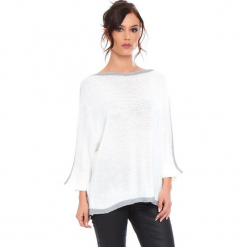 Sweter "Cecile" w kolorze białym. Białe swetry klasyczne damskie marki Cosy Winter, s, ze splotem, z okrągłym kołnierzem. W wyprzedaży za 159,95 zł.