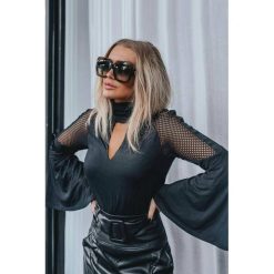 Bluzka damska FEVOLA. Czarne bluzki damskie IVET, xl, bez wzorów, z materiału, bez kołnierzyka, bez rękawów. W wyprzedaży za 69,00 zł.