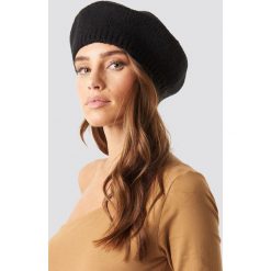 NA-KD Accessories Knitted Beret Hat - Black. Czarne berety damskie marki NA-KD Accessories, bez wzorów, z dzianiny. Za 80,95 zł.