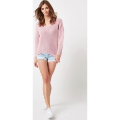 Sweter ażurowy w serek pudrowy róż. Różowe swetry damskie e-margeritka.pl, na wiosnę, bez wzorów, z długim rękawem, długie, bez kaptura. Za 138,99 zł.