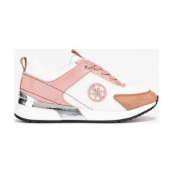 Guess Marlyn 4 Tenisówki Biały. Białe trampki i tenisówki damskie Guess, z aplikacjami, z materiału, bez zapięcia. Za 504,95 zł.