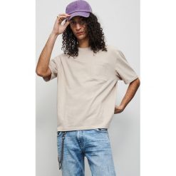 Gladki T-shirt z kieszenią - Beżowy. Brązowe t-shirty męskie Reserved, s, bez wzorów, bez kołnierzyka. Za 49,99 zł.