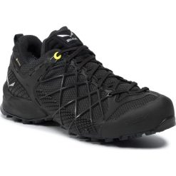 Trekkingi SALEWA - Wildfire Gtx GORE-TEX 63487 0982 Black Out. Czarne trapery męskie Salewa, z tworzywa sztucznego, bez zapięcia, trekkingowe, gore-tex. W wyprzedaży za 599,00 zł.