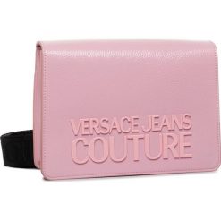 Torebka VERSACE JEANS COUTURE - E1VVBBM7 71412 400. Różowe listonoszki damskie Versace Jeans Couture, bez wzorów, z jeansu, klasyczne, bez dodatków. W wyprzedaży za 459,00 zł.