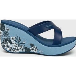 Ipanema - Klapki Lipstick Straps. Niebieskie koturny damskie Ipanema, bez obcasa, na koturnie, bez zapięcia. Za 139,90 zł.