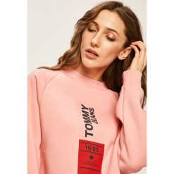 Tommy Jeans - Bluza. Różowe bluzy damskie Tommy Jeans, s, z nadrukiem, z bawełny, bez rękawów, bez kaptura. Za 399,90 zł.