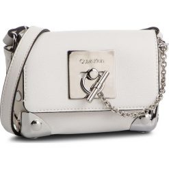Torebka CALVIN KLEIN - Ck Lock Micro Crossbody Corners K60K5066107 107. Białe listonoszki damskie marki Calvin Klein, ze skóry ekologicznej. Za 449,00 zł.