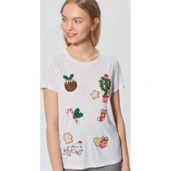 Świąteczna koszulka z nadrukiem - Biały. Białe t-shirty damskie marki Cropp, l, z nadrukiem. Za 49,99 zł.