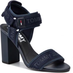 Sandały TOMMY JEANS - Mesh Webbing Heeled Sandal EN0EN00450 Midnight 403. Niebieskie klapki damskie Tommy Jeans, bez wzorów, z jeansu, bez obcasa, na obcasie. Za 449,00 zł.