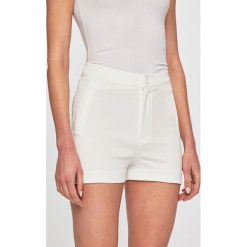 Tally Weijl - Szorty. Białe szorty damskie TALLY WEIJL, bez wzorów, z elastanu, casualowe, z podwyższonym stanem. W wyprzedaży za 49,90 zł.