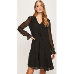 Tommy Hilfiger - Sukienka. Czarne sukienki damskie TOMMY HILFIGER, w grochy, z poliesteru, bez kołnierzyka, z długim rękawem, długie, midi, rozkloszowane. W wyprzedaży za 449,90 zł.
