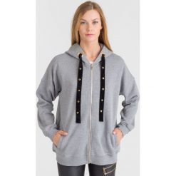 BLUZA TRUSSARDI JEANS. Bluzy damskie Trussardi Jeans, xl, bez wzorów, z jeansu, bez rękawów, bez kaptura. W wyprzedaży za 257,95 zł.