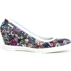 Półbuty - skóra naturalna - model 024 - kolor czarne kwiaty. Czarne półbuty damskie Zapato, z nadrukiem, z jeansu, eleganckie, na wysokim obcasie, na platformie, bez zapięcia. W wyprzedaży za 202,30 zł.