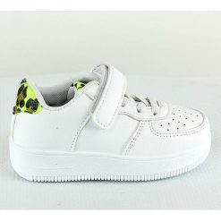 Sneakersy w kolorze biało-srebrnym. Żółte trampki dziewczęce Rock & Joy, bez wzorów, z gumy, bez zapięcia. W wyprzedaży za 107,95 zł.