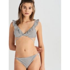Dwuczęściowy strój kąpielowy w paski - Biały. Białe stroje kąpielowe damskie Sinsay, s, w paski. Za 49,99 zł.