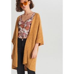 Kardigan oversize - Beżowy. Brązowe swetry damskie Cropp, s, bez wzorów. W wyprzedaży za 29,99 zł.