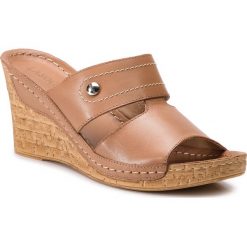 Sandały LASOCKI - ARC-1838-07 Camel. Pomarańczowe klapki damskie Lasocki, bez wzorów, ze skóry, bez obcasa, na obcasie. Za 119,99 zł.