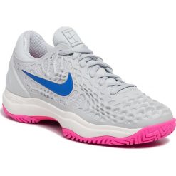 Buty NIKE - Air Zoom Cage 3 Hc 918199 003 Pure Platinum/Racer Blue. Szare buty sportowe damskie Nike, bez wzorów, z tworzywa sztucznego, sportowe, tenisowe. W wyprzedaży za 379,00 zł.