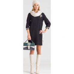 CZARNA SUKIENKA TWINSET Z FALBANKAMI. Czarne sukienki damskie Twinset, na imprezę, w paski, z koronki, z okrągłym kołnierzem, z długim rękawem, długie, mini. Za 579,50 zł.