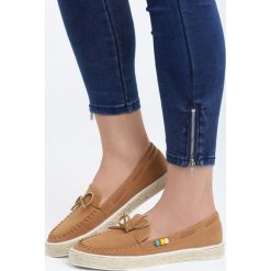 Camelowe Espadryle Orona. Szare espadryle damskie Born2be, bez wzorów, ze skóry, bez obcasa, na płaskiej podeszwie, bez zapięcia. Za 69,99 zł.