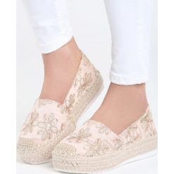 Różowe Espadryle Lookin For. Różowe espadryle damskie Born2be, z haftami, bez obcasa, na platformie. Za 69,99 zł.
