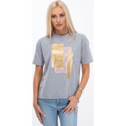 Szary t-shirt z wprasowaną aplikacją 3424. Szare bez kategorii marki Fasardi, z aplikacjami. Za 19,90 zł.