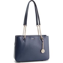 Torebka DKNY - Bryant Md Shop Tote R84A3915 Navy NVY. Niebieskie torebki klasyczne damskie DKNY, bez wzorów, ze skóry, klasyczne, bez dodatków. W wyprzedaży za 859,00 zł.