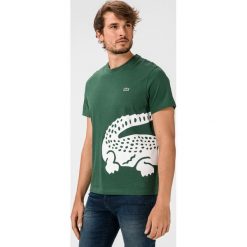Lacoste Koszulka Zielony. Zielone podkoszulki męskie Lacoste, l, z nadrukiem, z bawełny, z krótkim rękawem. Za 285,95 zł.
