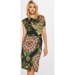 Desigual - Sukienka Fantasia. Szare sukienki damskie Desigual, na co dzień, s, bez wzorów, z wiskozy, casualowe, bez kołnierzyka, bez rękawów, mini, proste. W wyprzedaży za 299,90 zł.