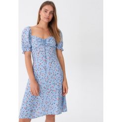 Sukienka w kwiaty - Niebieski. Niebieskie sukienki damskie House, s, w kwiaty, bez kołnierzyka, bez rękawów. Za 99,99 zł.