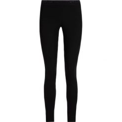 Spodnie materiałowe Guess W93A70 D3P01. Czarne spodnie damskie Guess, z aplikacjami, z tkaniny. W wyprzedaży za 229,00 zł.